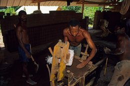 Archipel-des-Comores;-Artisanat;-Briques;-Briqueterie;-Construction;-France;-Hommes;-Kaleidos;-Kaleidos-images;-La-parole-à-limage;-Laurent-Abad;-Mayotte;-Océan-Indien;-Presse;-Stories-Pictures;-Travail